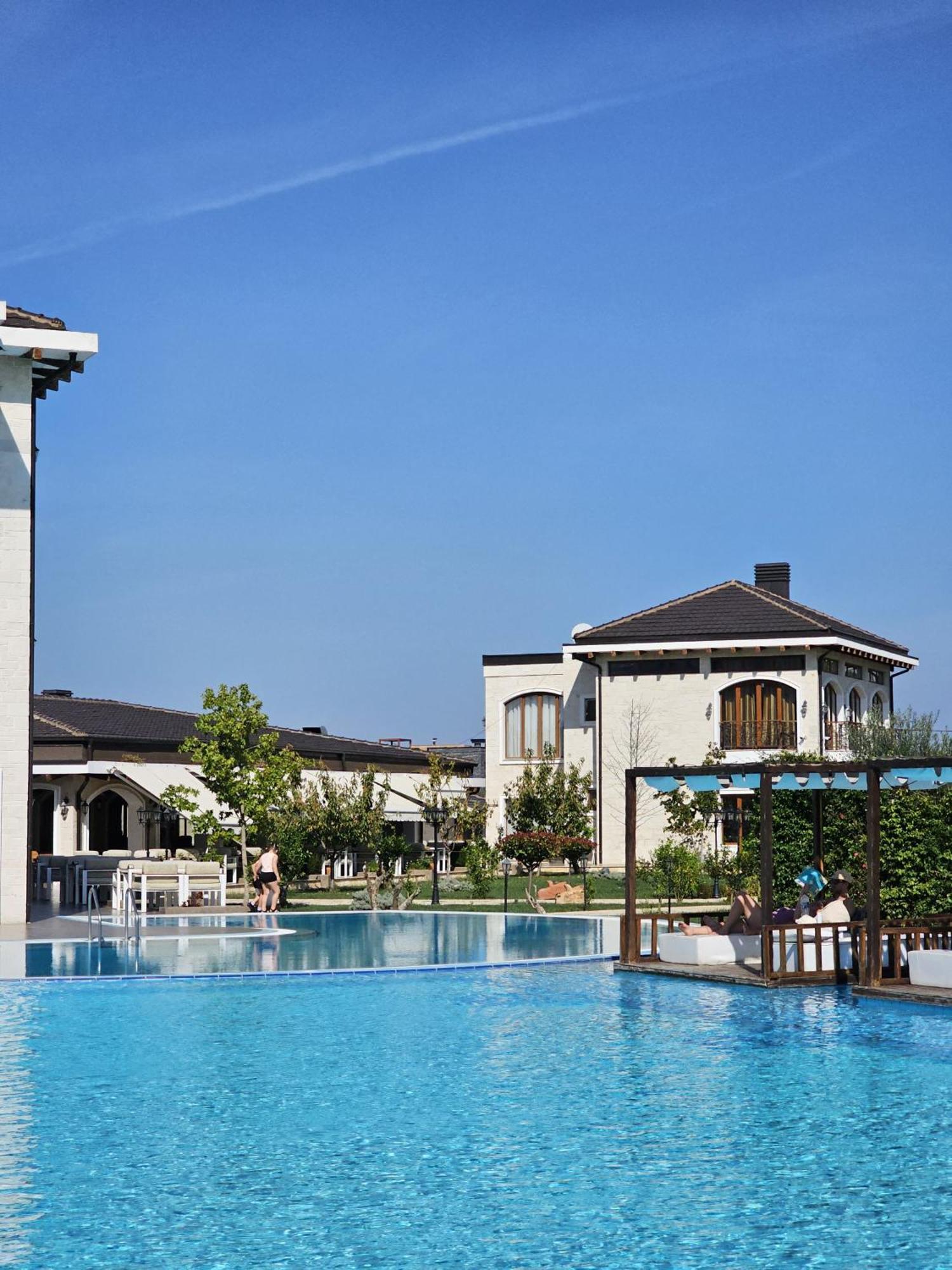 Vinea Resort Durres Bagian luar foto